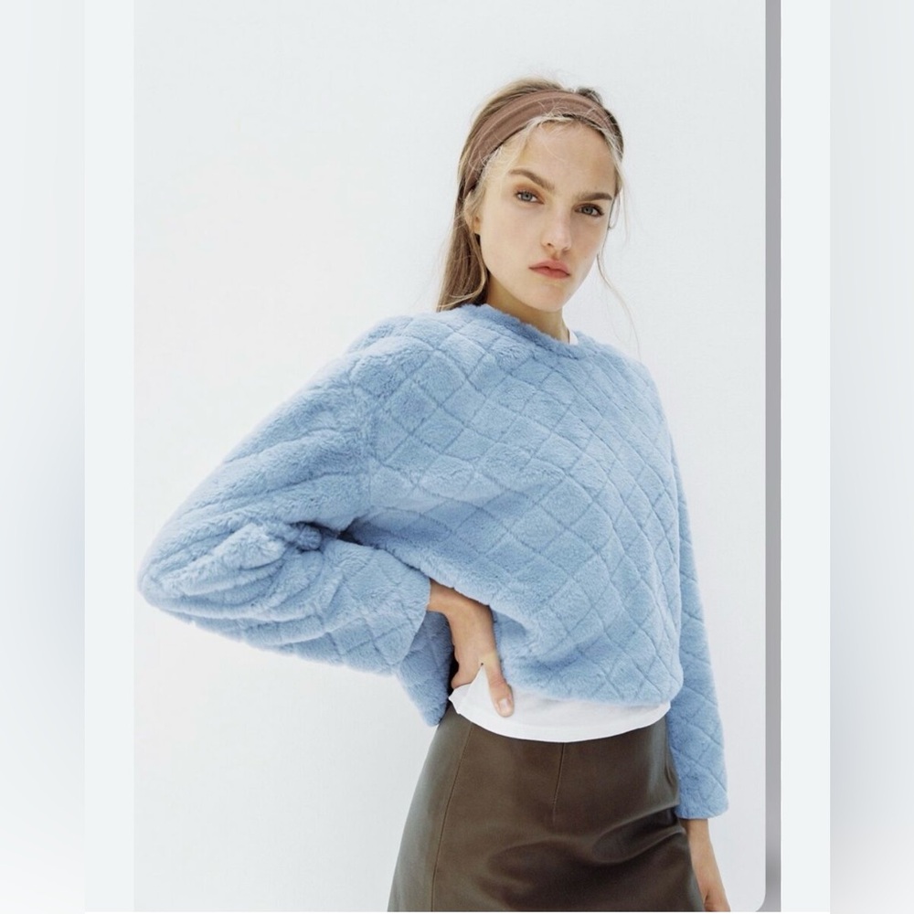Zara blue diamond quilted faux fur cropped sweater sz M